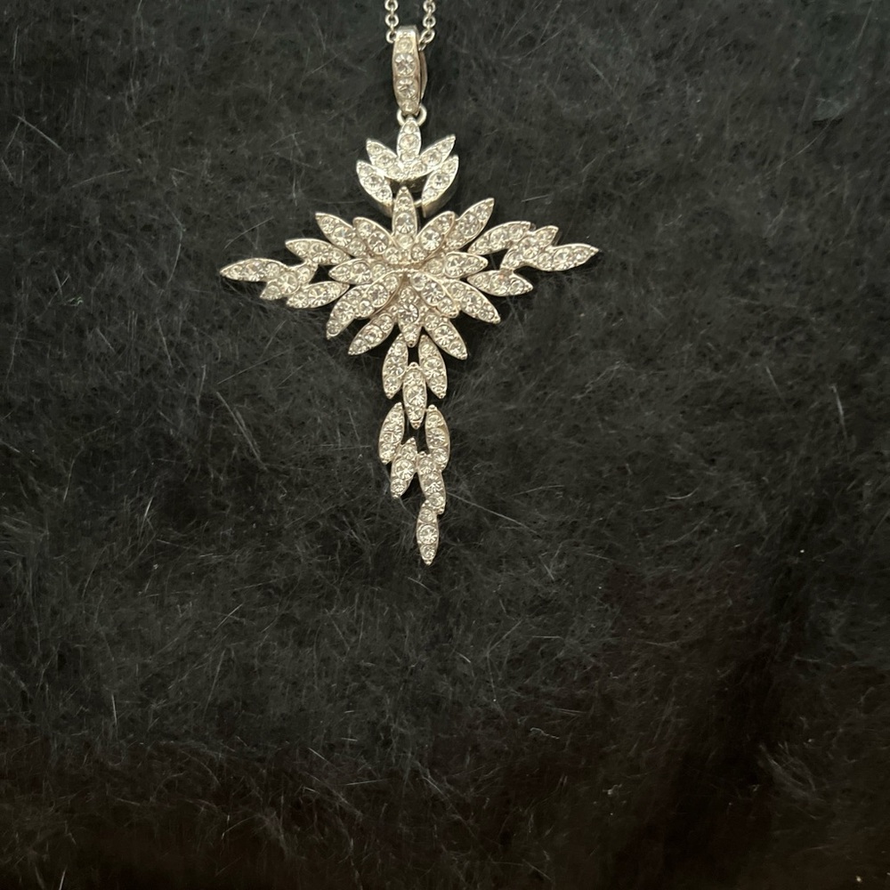 ✝️✝️✝️✝️Sparkling Silver-Tone Cross Pendant Necklace - Crystal Accent - Picture 8 of 8